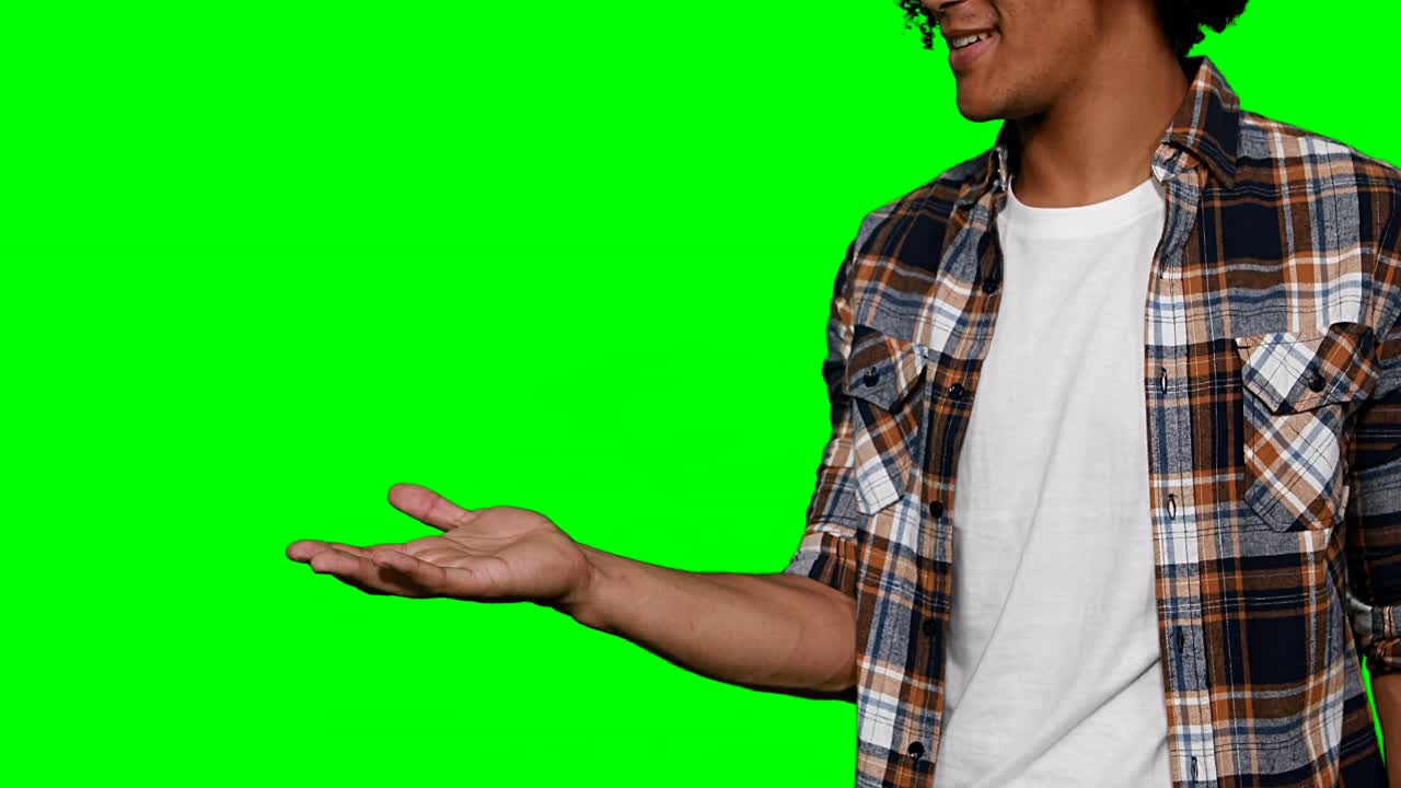 Uomo che finge di toccare uno schermo digitale