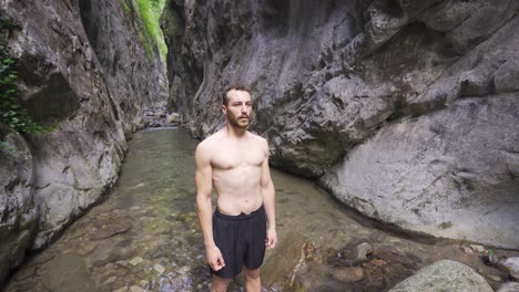 la respiración profunda del atleta en la naturaleza en el cañón.