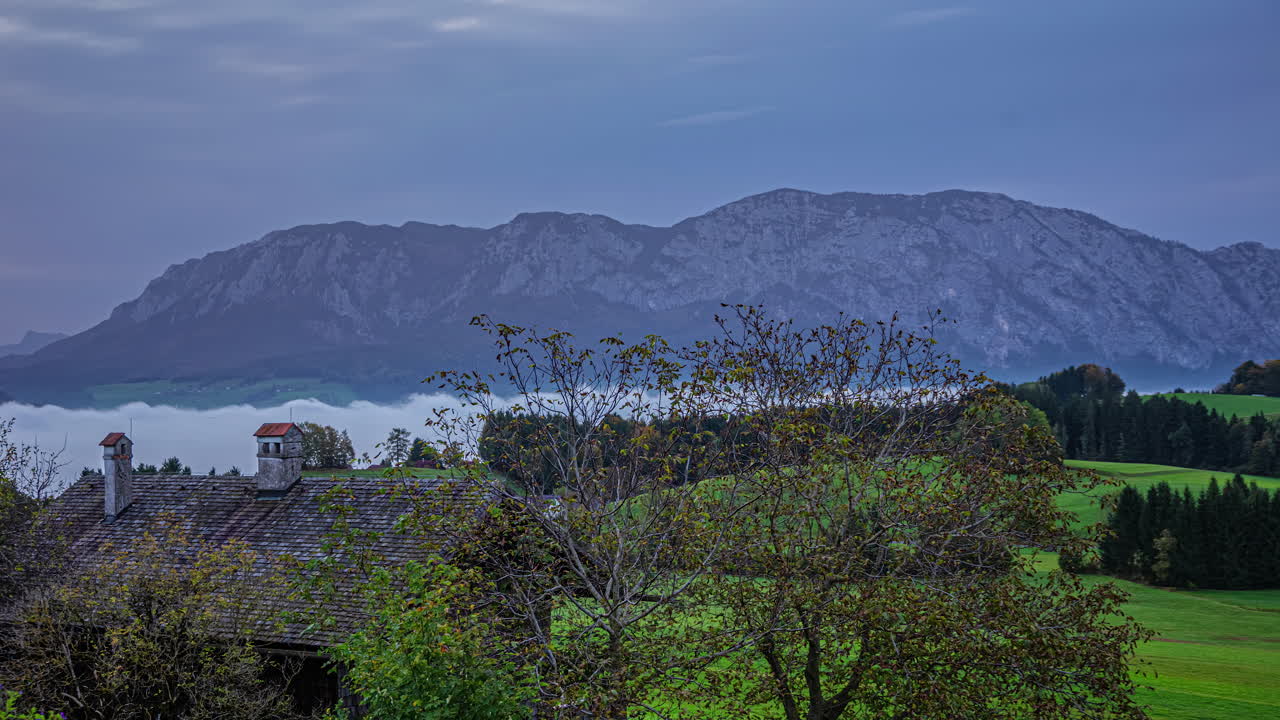 временный снимок движений облаков в зеленой альпийской долине