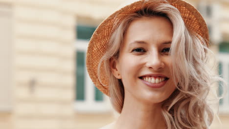mujer sonriente con sombrero de paja