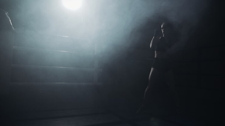 Allenamento di pugilato in un ring fumoso