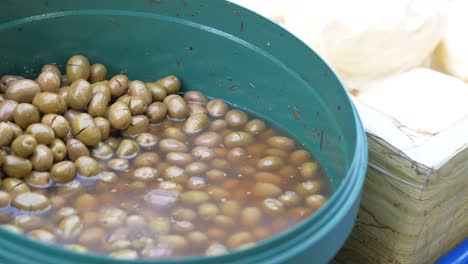 aceitunas verdes en un recipiente