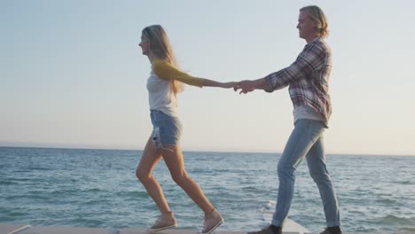 pareja caucásica disfrutando de su tiempo en la playa