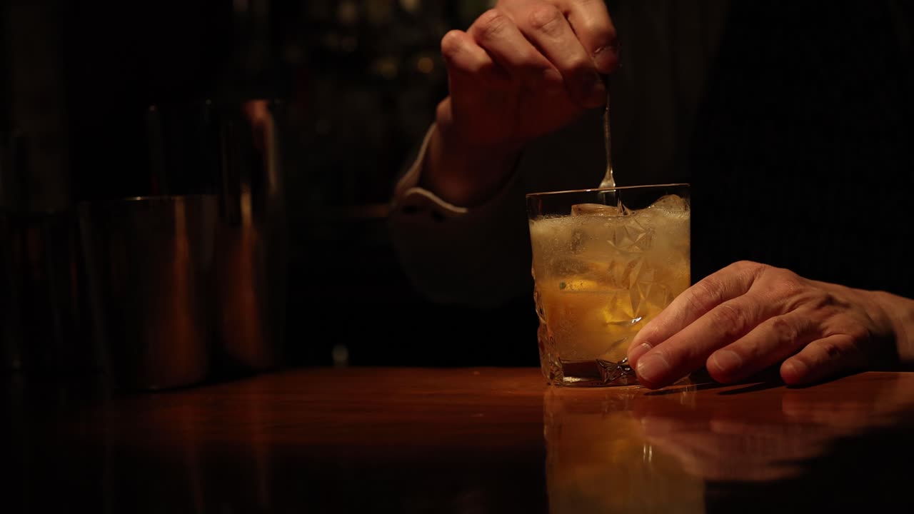 Barman che mescola e serve un cocktail