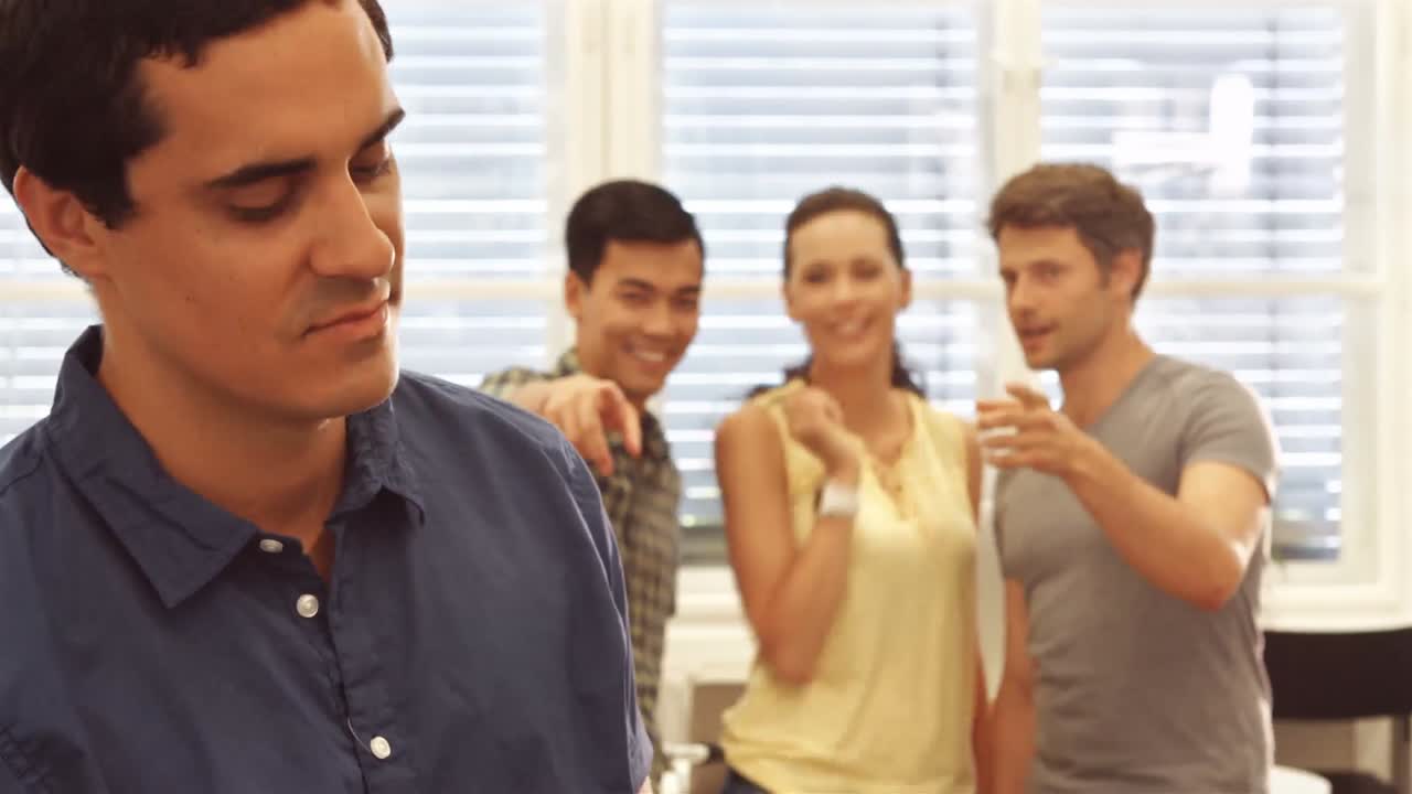 동료를 조롱하는 비즈니스 임원