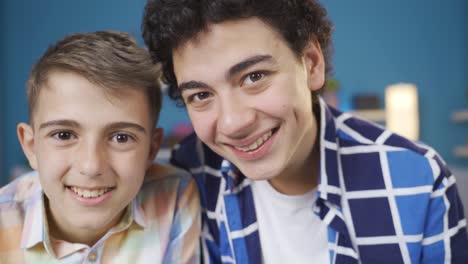 niños saludando, inclinándose y sonriendo a la cámara.