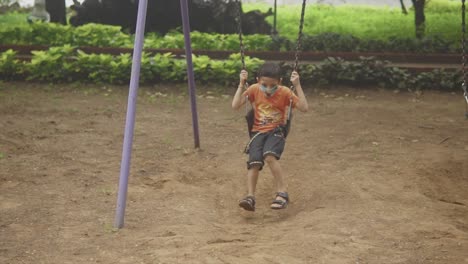 vista amplia y cercana de un niño feliz encuentra alegría y relajación mientras se sienta en un columpio de madera en un parque forestal sereno