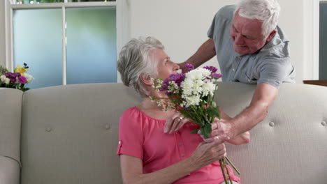 un anciano sorprende a su esposa con regalos.