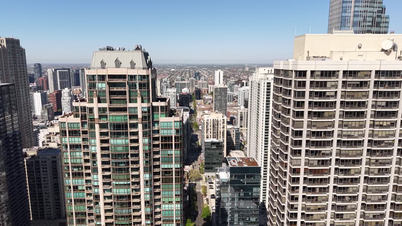 Chicago (USA), ripresa aerea di condomini ed edifici a torre nel quartiere di West Loop in una giornata di sole