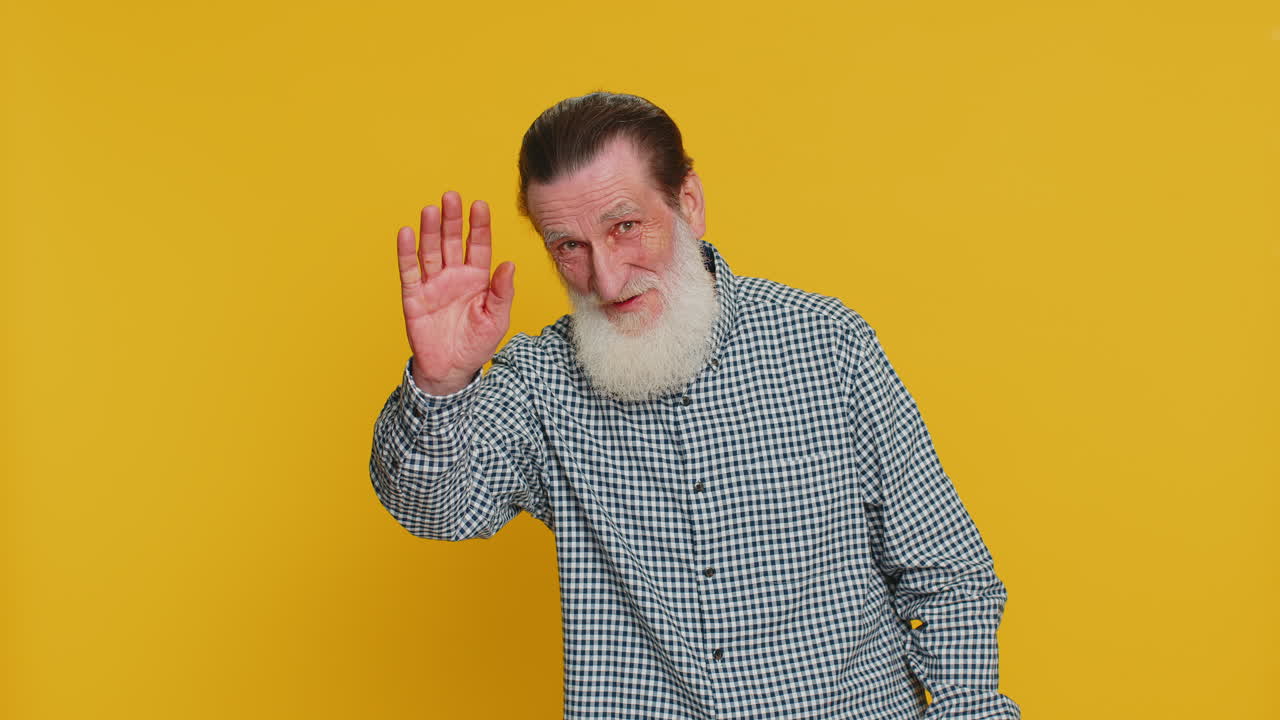 anciano feliz sonriendo amistosamente agitando las manos haciendo gestos saludos saludos o despedida invitación a la reunión