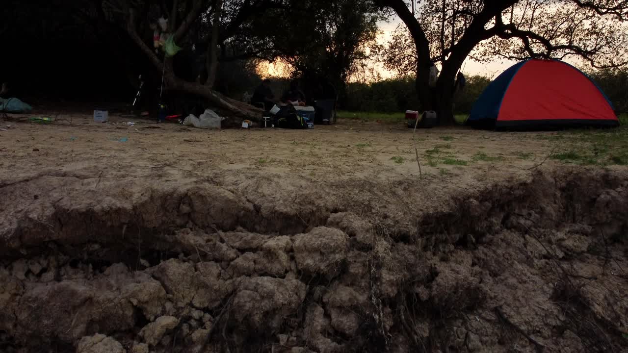 강둑에서 추운 아침에 어부 캠프