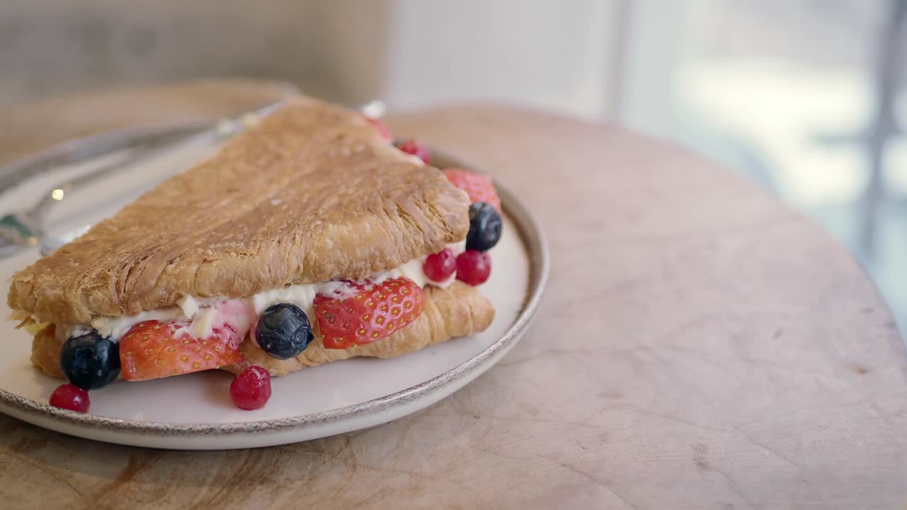 Dessert Gourmet con Croissant, Frutti di Bosco Freschi e Panna Montata