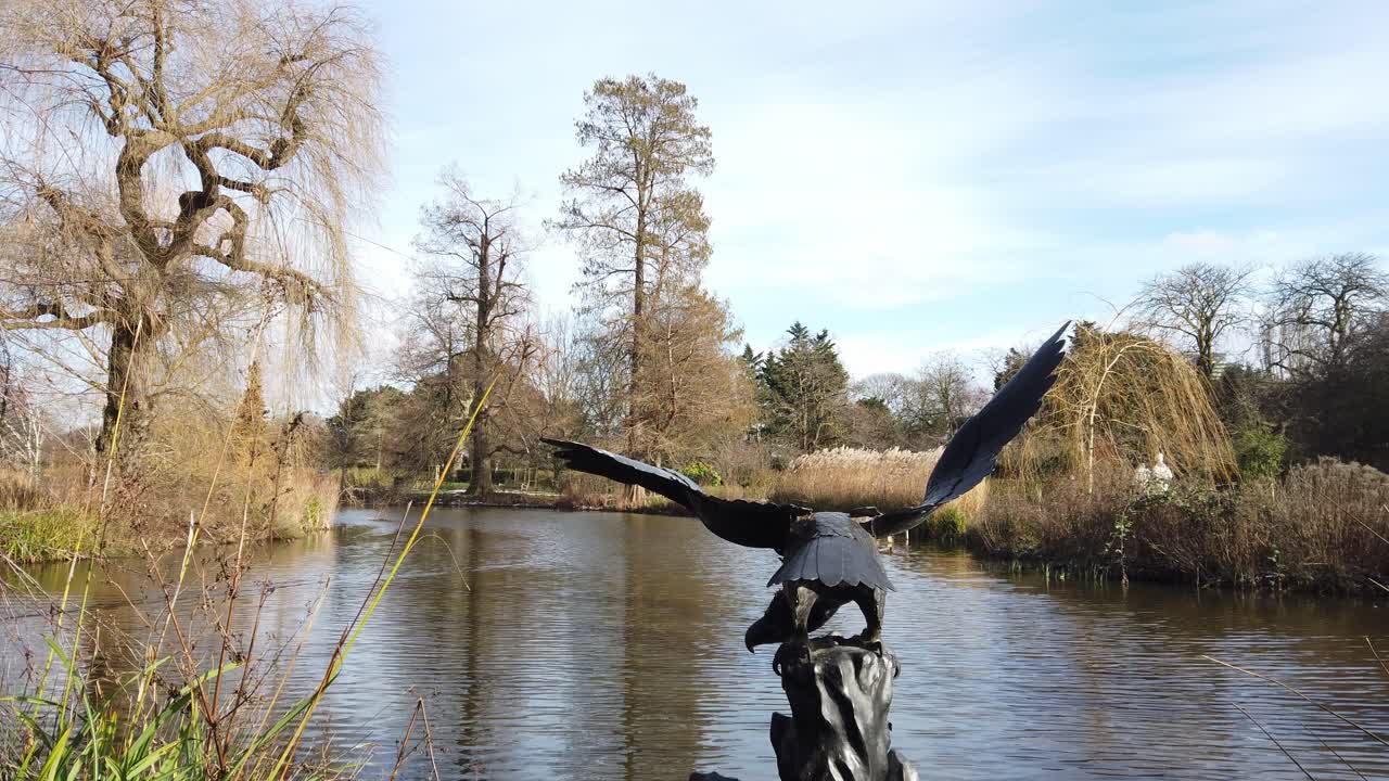 Regents Park, London, på en solrig vinterdag med ørnestatue i søen.
