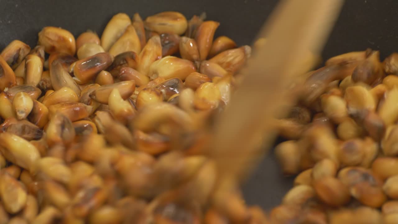 캔차 옥수수를 기 위해 낮은 불에 는 것