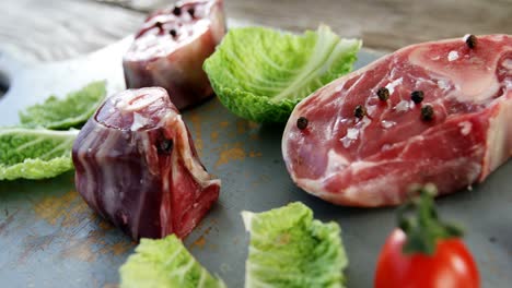 bistec marinado y verduras en la tabla de cortar