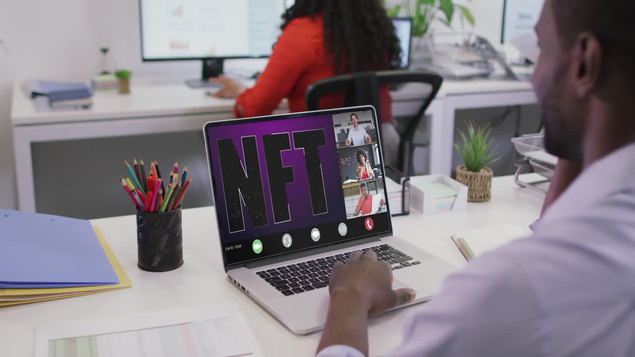 video de un hombre afroamericano haciendo una llamada de video nft en la computadora portátil con compañeros de trabajo