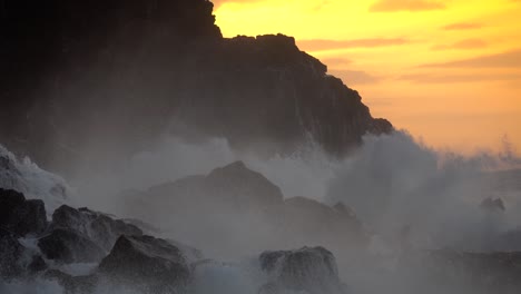 grandes olas oceánicas llegan a la costa de hawaii y rompen en la orilla 4