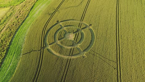 Diseño-De-Círculo-De-Cultivo-De-Campo-De-Trigo-Misterioso-De-Hackpen-Hill-En-Tierras-De-Cultivo-De-Cosecha-Verde-Vista-Aérea-Inclinada-Hacia-Abajo