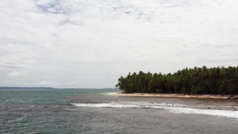 Luftneigung-Enthüllen-Schuss-Von-Palm-Beach-Baumwipfeln-Durch-Türkisfarbene-Lagune-In-Indonesien