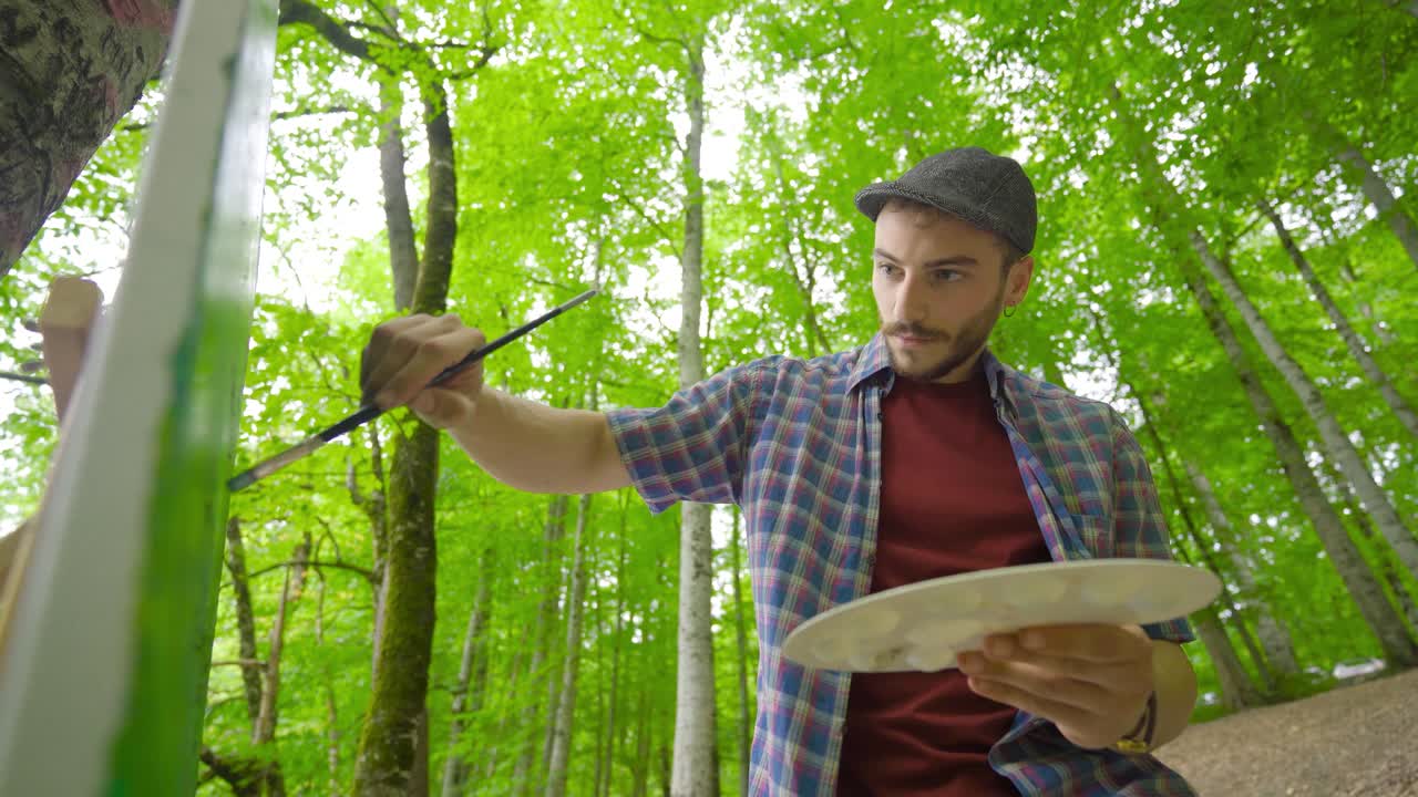 un pintor que pinta.