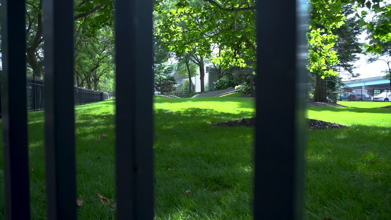 그랜드래피즈 한가운데 무성한 잔디밭을 금속 울타리 너머로 바라보고 있다