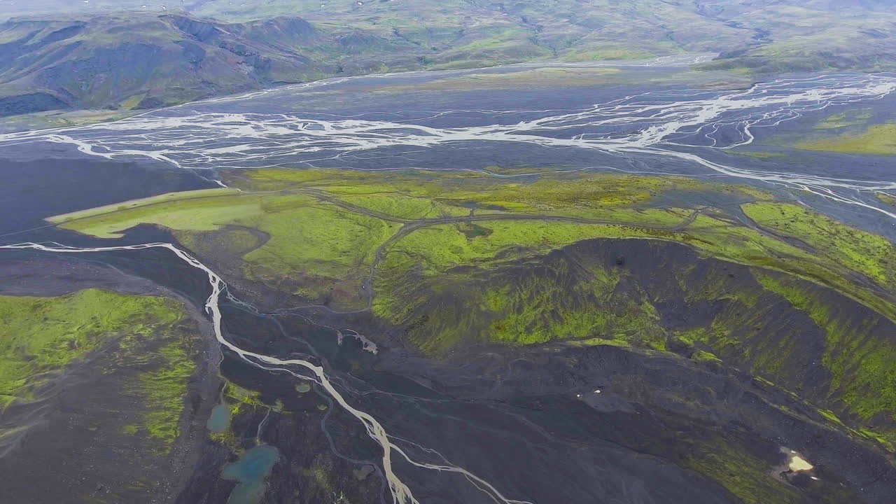 пейзаж торсморка в горных районах исландии с помощью беспилотного самолета.