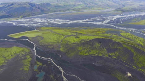 el paisaje de thorsmork en las tierras altas de islandia desde una vista aérea de un dron.