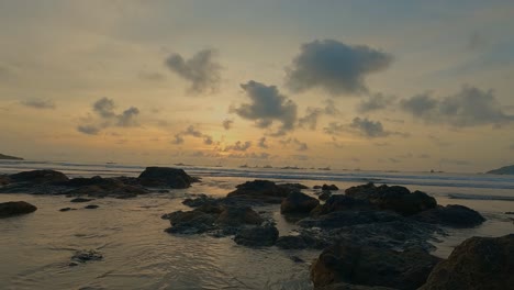 Lapso-De-Tiempo-De-Una-Puesta-De-Sol-En-Playa-Tamarindo,-Costa-Rica,-Famoso-Lugar-De-Surf