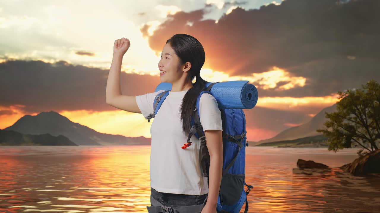 mujer feliz caminando al amanecer o al atardecer sobre un lago