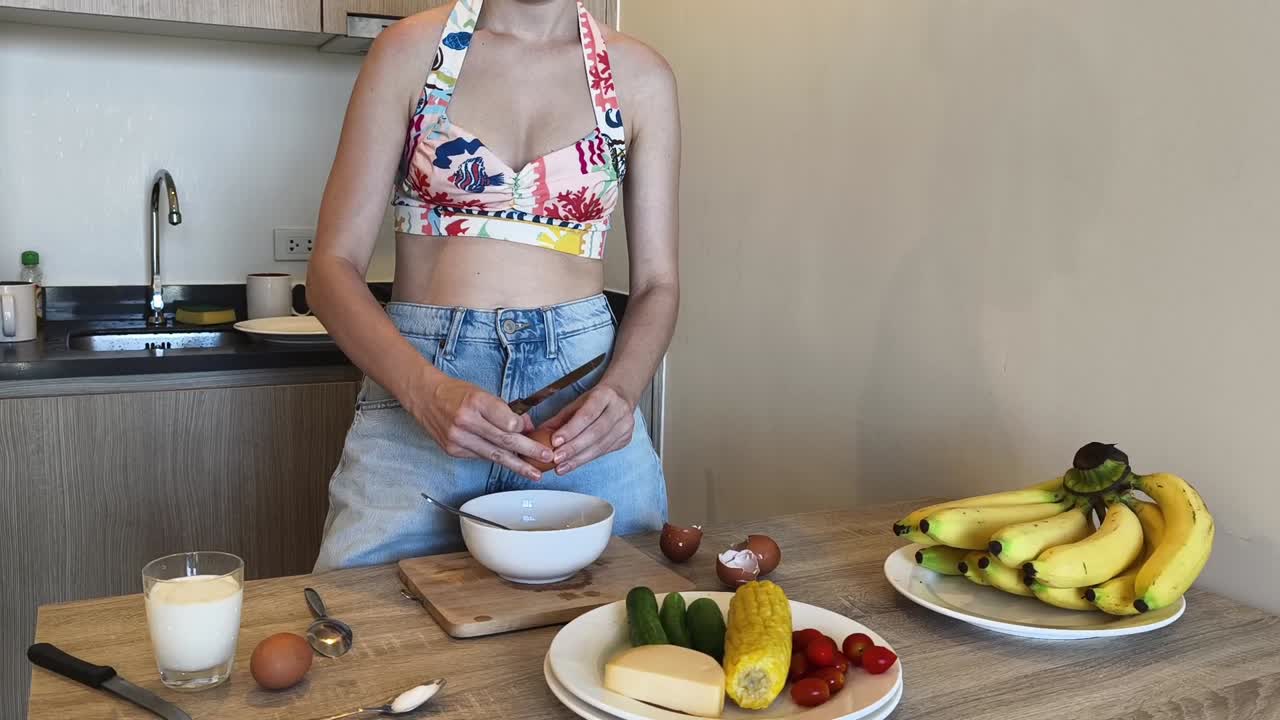 mujer preparando comida en la cocina