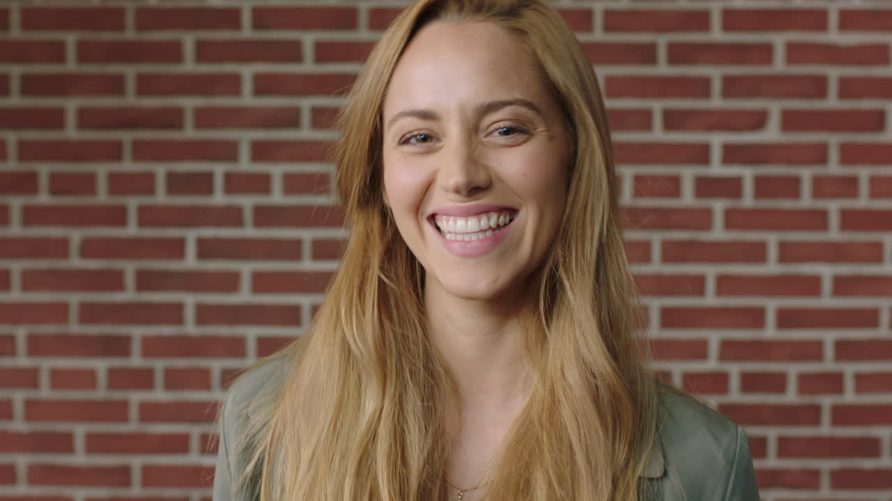 retrato alegre feliz de una hermosa mujer caucásica sonriendo feliz sintiéndose exitosa