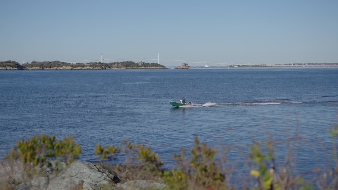 로드 아일랜드 뉴포트 앞바다에서 작은 배를 운전하는 남자