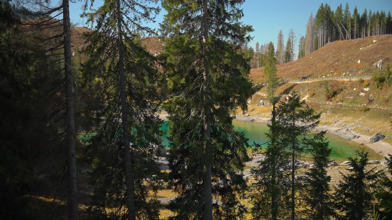 imágenes del lago lago di carezza en dolomitas italianas en los alpes europeos