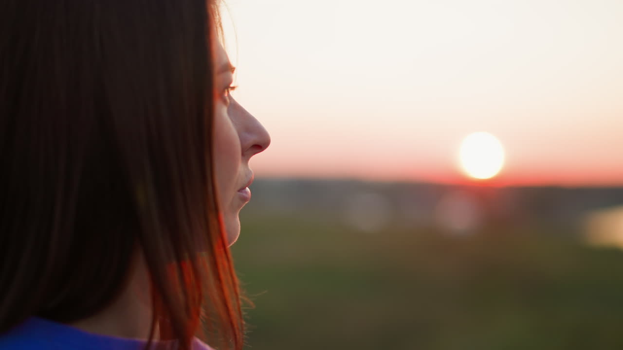 mujer tranquila en el parque de primavera al atardecer primer plano dama morena disfruta del paisaje inspirador al crepúsculo