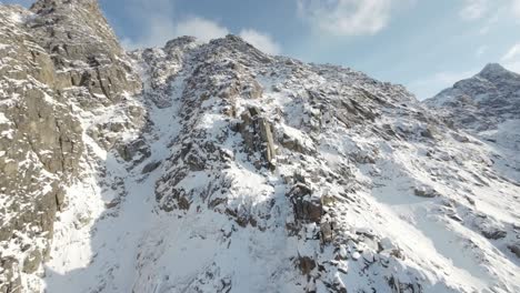 ascendiendo un paisaje montañoso ártico ubicado en el norte de noruega