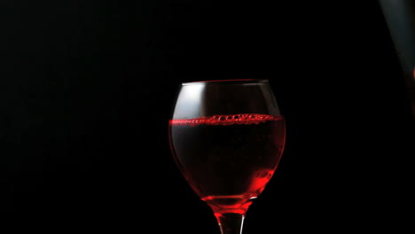 Glas-Rotwein-Wird-Eingeschenkt