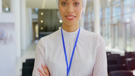 Mujer-De-Negocios-Asiática-Parada-En-El-Vestíbulo-De-La-Oficina-4k