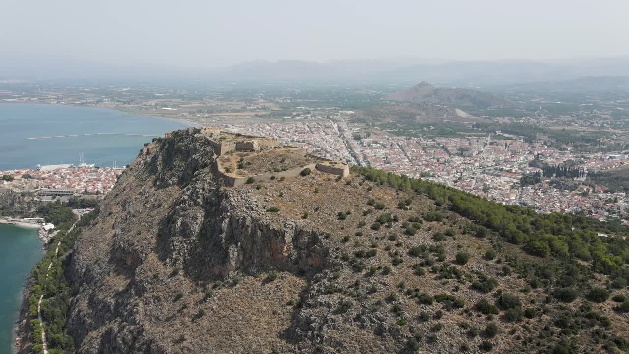 산 꼭대기에 있는 팔라미디 성, 해안 도시 나프플리오, 펠로폰네소스, 그리스에 위치한 고대 요새