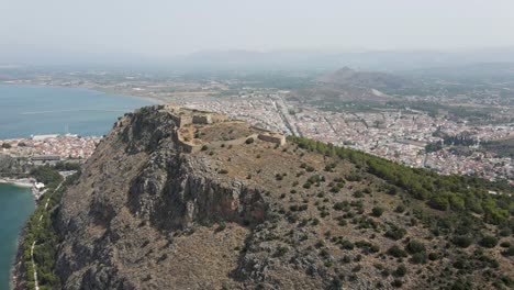 castillo de palamidi en la cima de las montañas, antigua fortaleza ubicada en la ciudad costera de nafplio, peloponeso, grecia