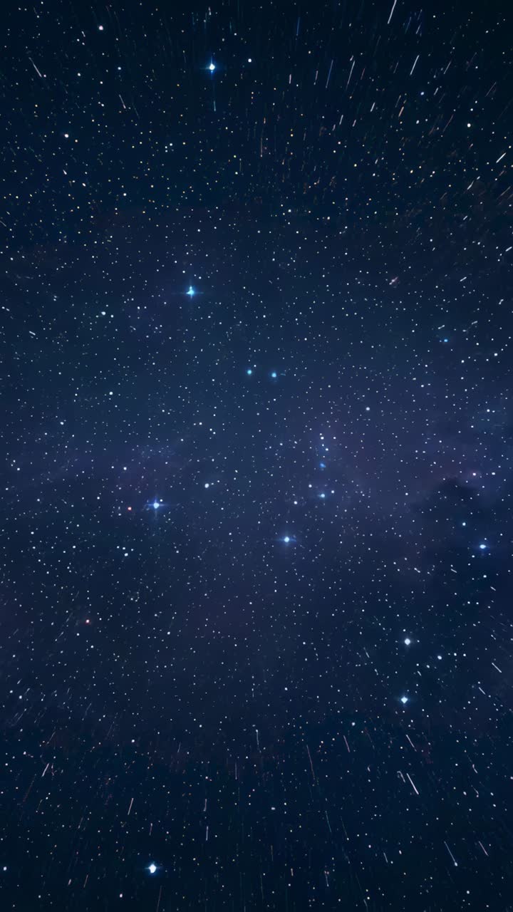 Vídeo vertical: céu noturno com estrelas, com meteoros entrando e deixando rastros e nebulosas tênues