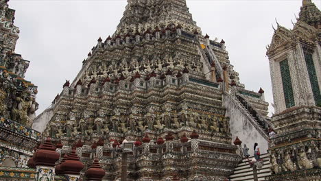 el templo de wat pho en bangkok, tailandia