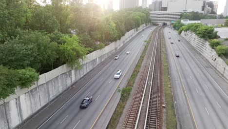 Vista-Aérea-De-La-Ruta-400-De-Buckhead,-Atlanta,-Georgia,-Tomada-Con-Un-Dron