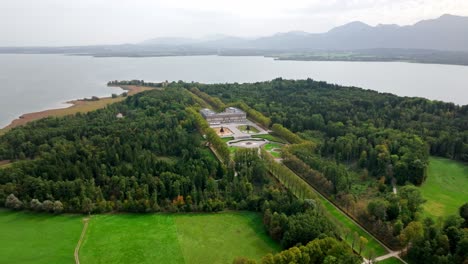 Una-Perspectiva-Integral-De-Herrenchiemsee,-Ubicado-En-El-Pintoresco-Lago-Chiemsee,-Baviera,-Alemania---Toma-Aérea-Con-Drones