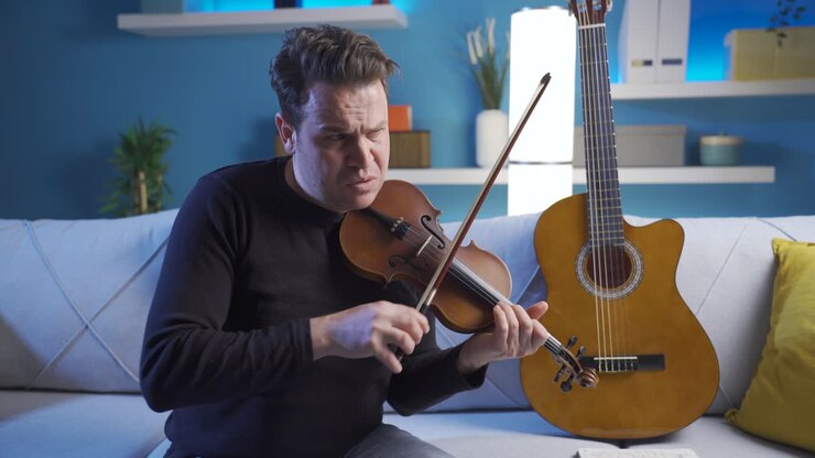 Musicista arrabbiato e imbronciato che suona il violino a casa