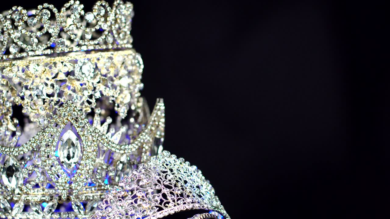 la corona de diamantes y plata del concurso de belleza