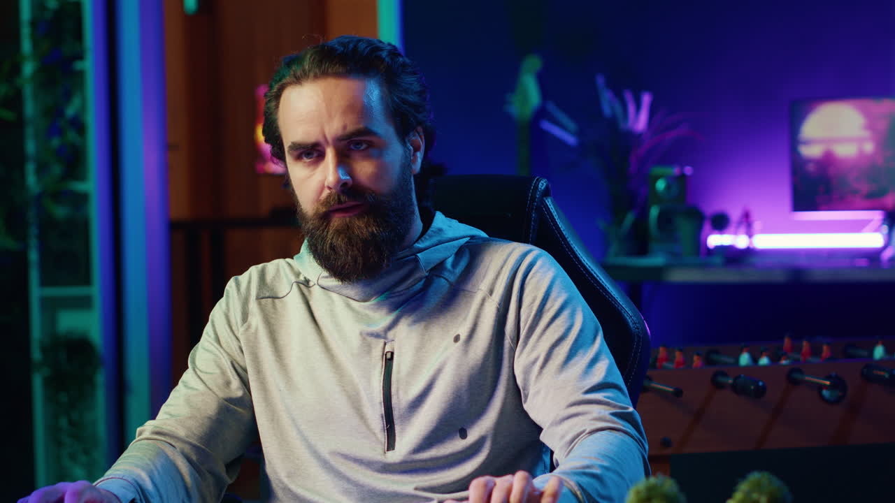 hombre estresado jugando videojuegos en casa, enviando spam a los botones del teclado