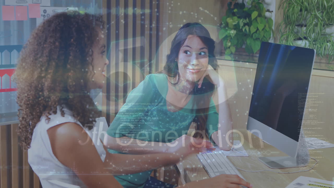 animación de texto 5g y red de conexiones a través de diversas colegas femeninas discutiendo en la oficina.