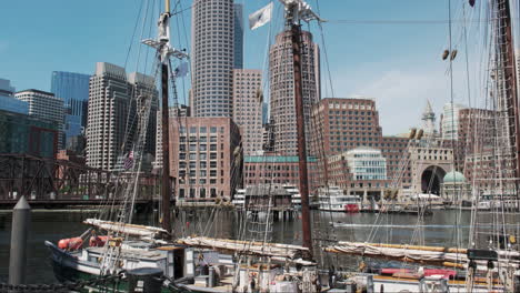 Majestuoso-Velero-Atracado-En-El-Puerto-De-Boston-Bajo-Un-Brillante-Cielo-De-Verano