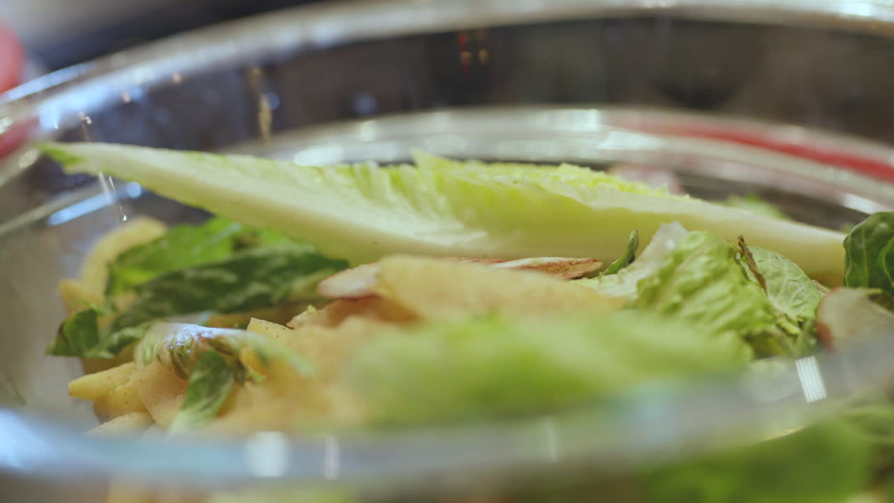 맑은 샐러드 그릇에 신선한 채소와 양상추 위에 랙 포커스