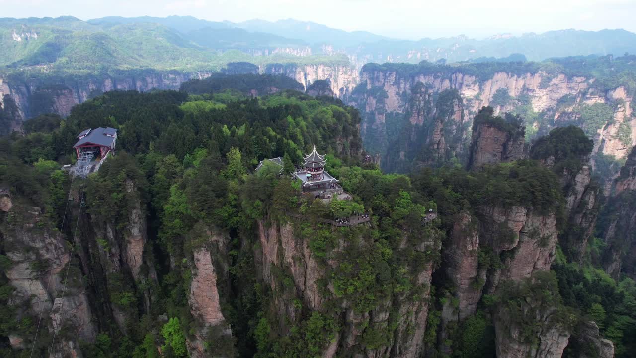 vista aérea de la estación del teleférico en el pueblo de huangshi, parque forestal nacional de zhangjiajie